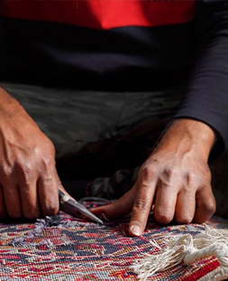 رفو گری قالی در قالیشویی شهر ری 